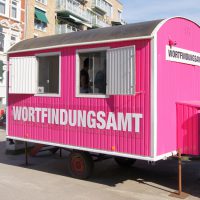 Wortfindungsamt, partizipatorisches Kunstprojekt im öffentlichen Raum, Hamburg - Ottensen. Im Rahmen der Kunstaltonale 2010