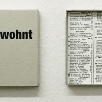 gewohnt, Graupappe beschriftet, Papier2009
Ausstellung 'Kanalisierung' C15, Sammlung Ulla und Heinz Lohmann im Rahmen des Architektursommers 2009, Hamburg